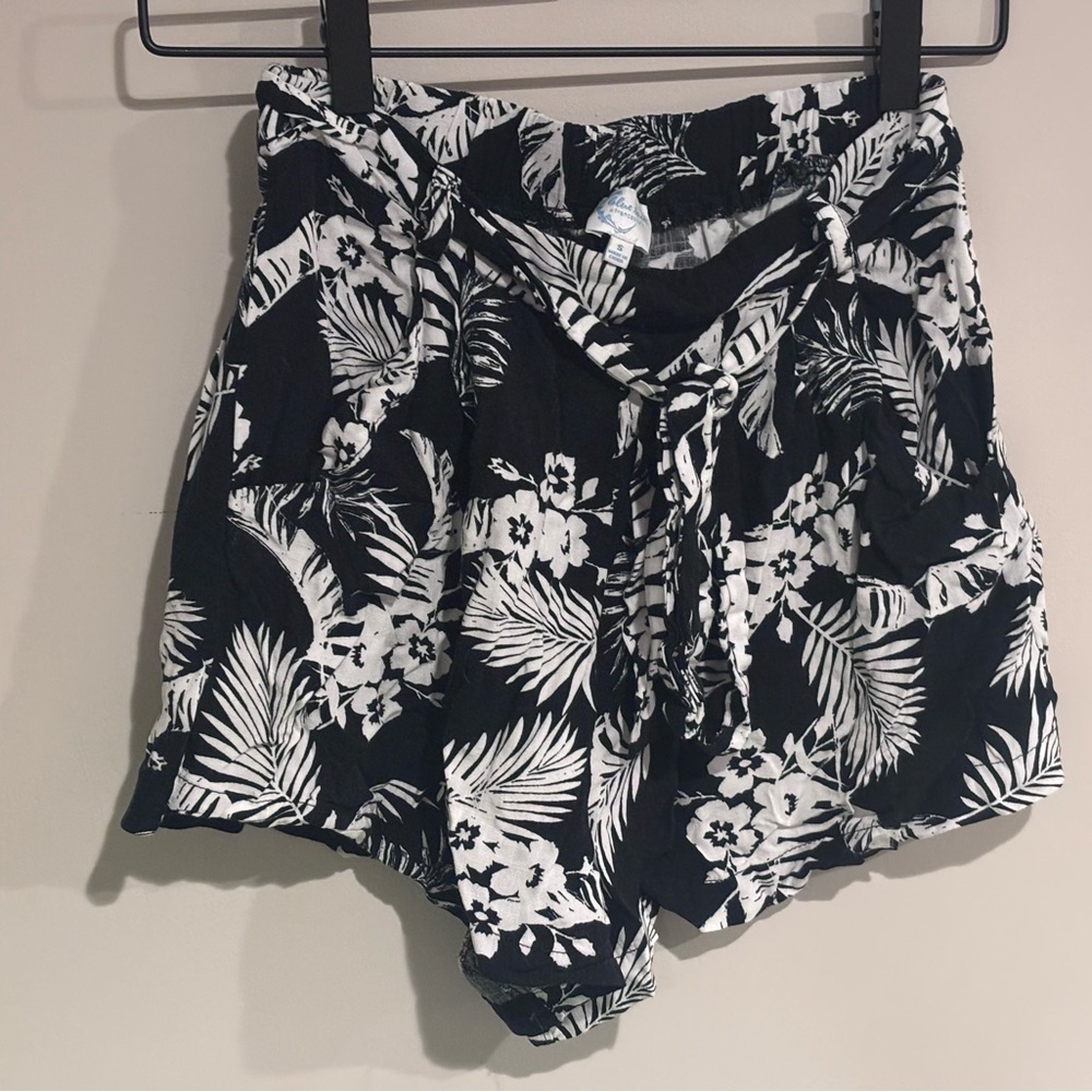 Francesca's Collections Black and White Tropical Print Shorts
